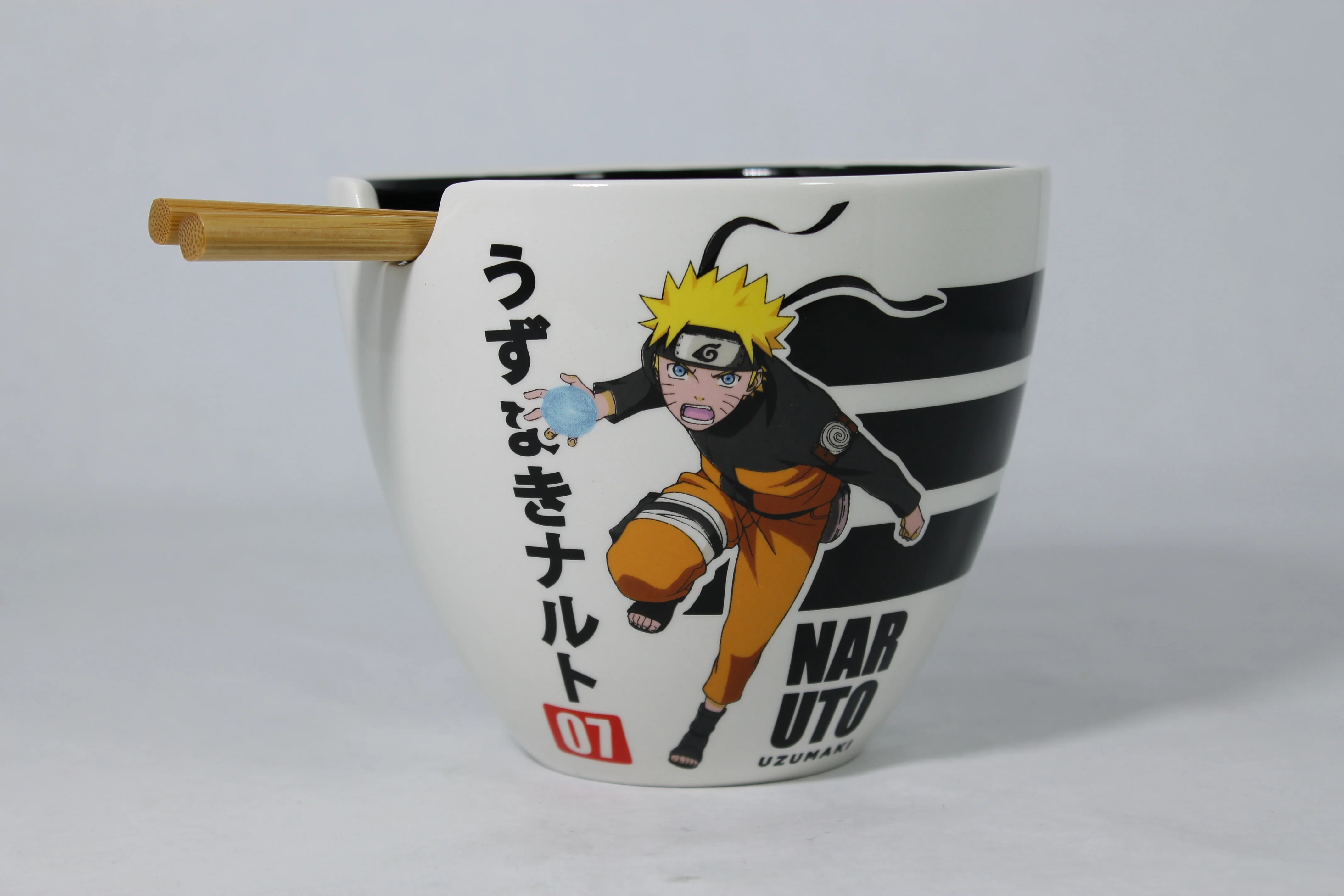 Savourez vos ramen à la mode ninja avec ce bol Naruto Shippuden 470 ml, céramique durable et baguettes intégrées. Pratique, décoratif et officiel, il apporte la touche geek à votre table.