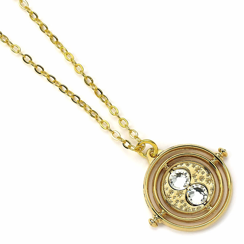 Portez un symbole mythique du monde magique avec ce collier Retourneur de Temps, inspiré de celui d’Hermione Granger dans Le Prisonnier d’Azkaban. Un bijou emblématique pour tout fan de Harry Potter.