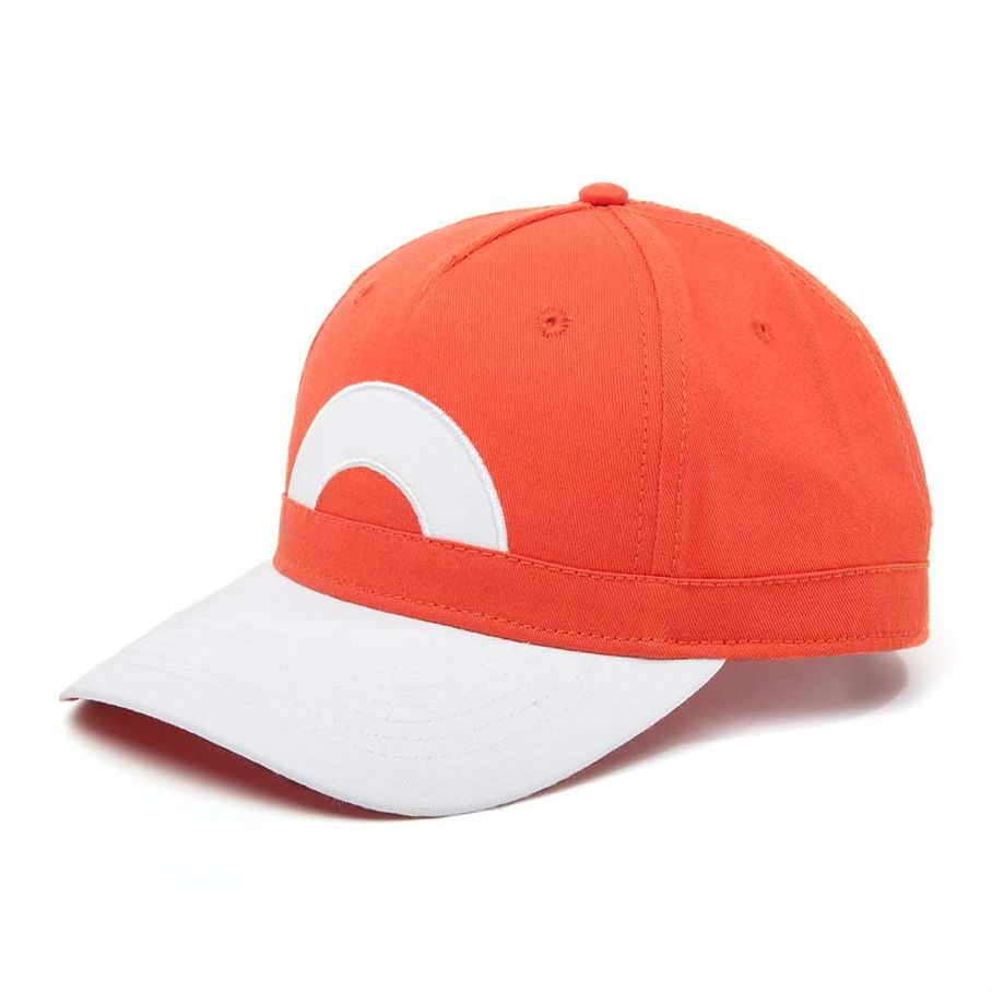 Embrassez l'esprit d'aventure de Pokémon avec cette casquette iconique inspirée de celle portée par Sacha, le dresseur Pokémon légendaire.