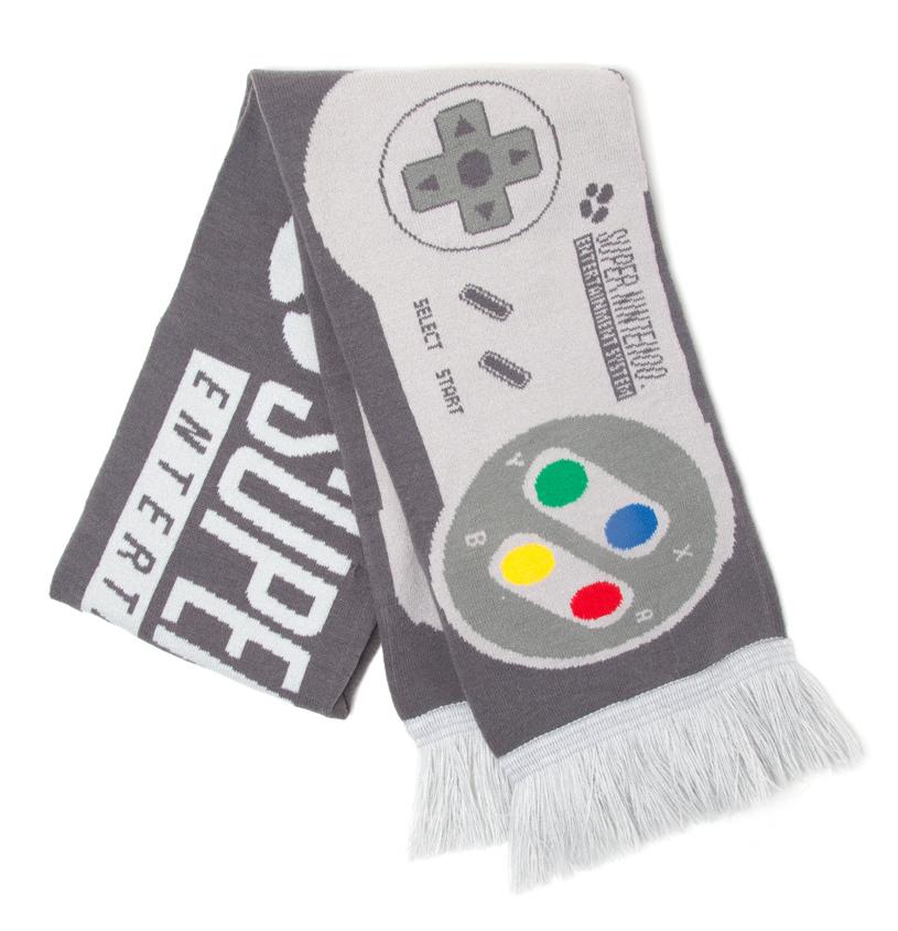 Célébrez l'ère classique des jeux vidéo avec cette écharpe stylée Super Nintendo, un hommage à la console emblématique qui a marqué toute une génération de gamers. 