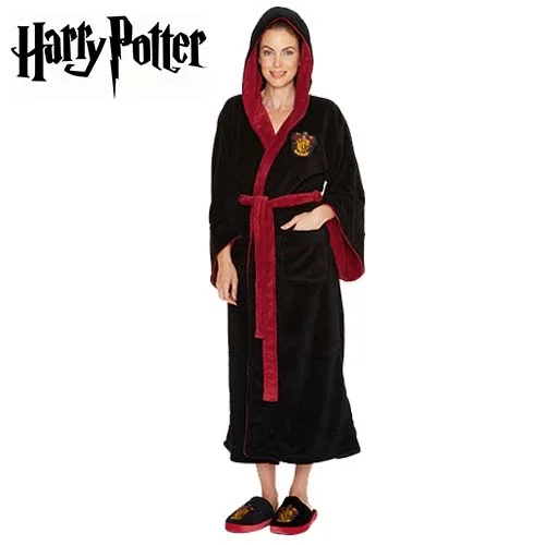 Peignoir femme officiel Gryffindor en polyester doux, avec capuche, ceinture, poches et écusson brodé. Taille unique, licence Warner Bros. Confort magique pour vos moments cocooning.