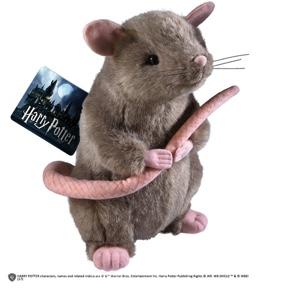 Accueillez un membre à fourrure de la famille Weasley dans votre maison avec cette peluche de Croutard de 28 cm, tirée de l'univers de "Harry Potter".