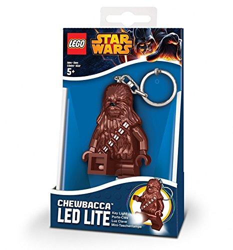 Apportez un peu de lumière et d'aventure de la galaxie lointaine, très lointaine, avec ce porte-clés lampe unique Star Wars représentant Chewbacca en version Lego.