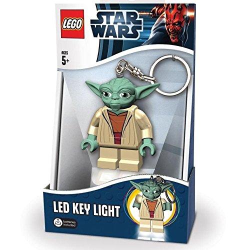 Emportez la sagesse et la puissance de la Force partout avec vous grâce à ce porte-clés lampe Star Wars représentant le Maître Jedi Yoda en version Lego.