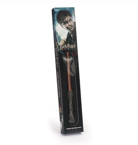 Entrez dans le monde enchanteur de "Harry Potter" avec cette réplique authentique de la baguette du célèbre sorcier.